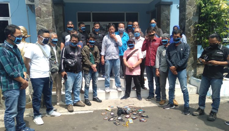 Terjadi Lagi! Aparat Rampas Hasil Liputan, Puluhan Wartawan Cianjur Protes Gelar Aksi Jalan Mundur Terjadi Lagi! Aparat Rampas Hasil Liputan, Puluhan Wartawan Cianjur Protes Gelar Aksi Jalan Mundur
