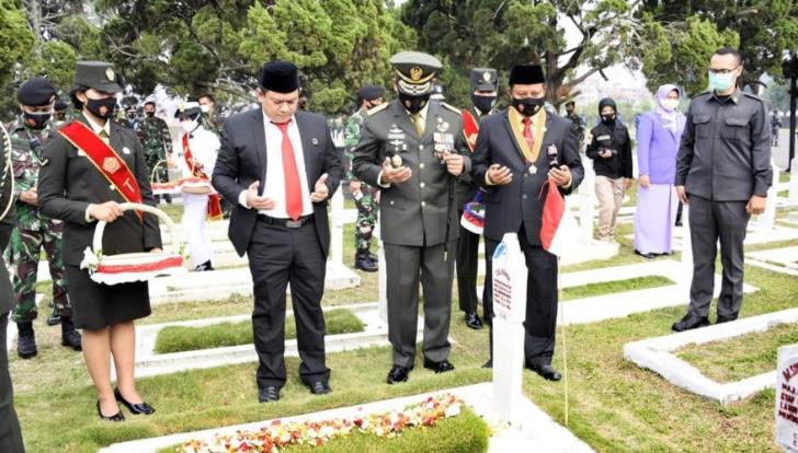 Wagub Hadiri Ziarah Nasional dalam Rangka HUT TNI Wagub Hadiri Ziarah Nasional dalam Rangka HUT TNI