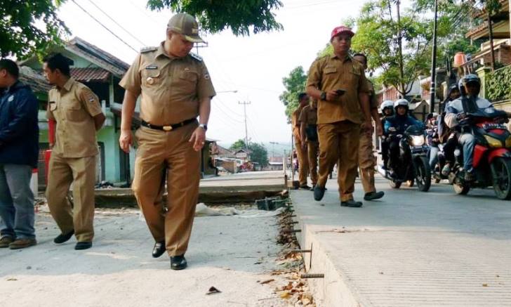 Anggaran Jalan Tersisa dari Bantuan GubernurPemda KBB. Awalnya tahun