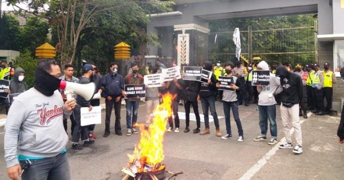 Puluhan Mahasiswa Geruduk Pemda