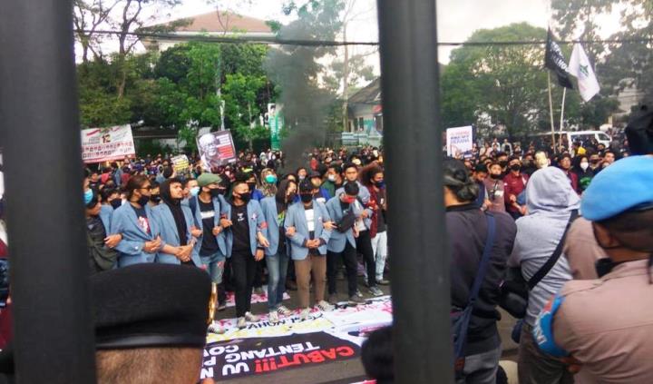 Gelombang Aksi Buruh Kepung Gedung Sate