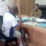 Viral! Seorang Pria Minta Proyek Kepada Kepala Dinas PUPR KBB dengan Bawa Ular Piton
