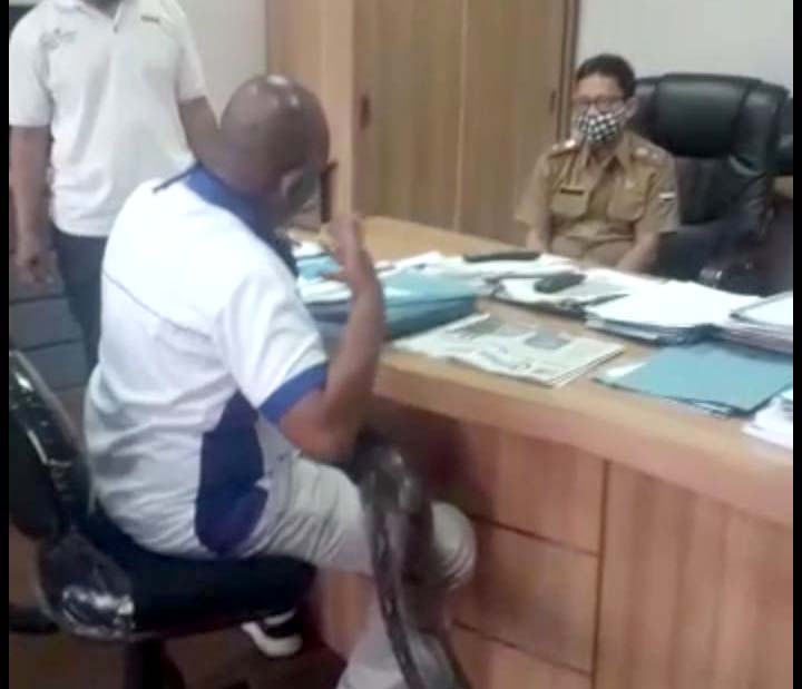 Viral! Seorang Pria Minta Proyek Kepada Kepala Dinas PUPR KBB dengan Bawa Ular Piton