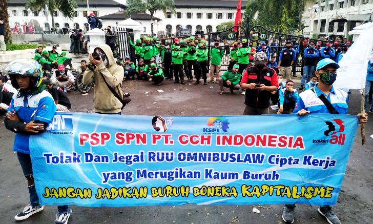 Tolak UMP 2021, Ribuan Buruh Geruduk Gedung Sate