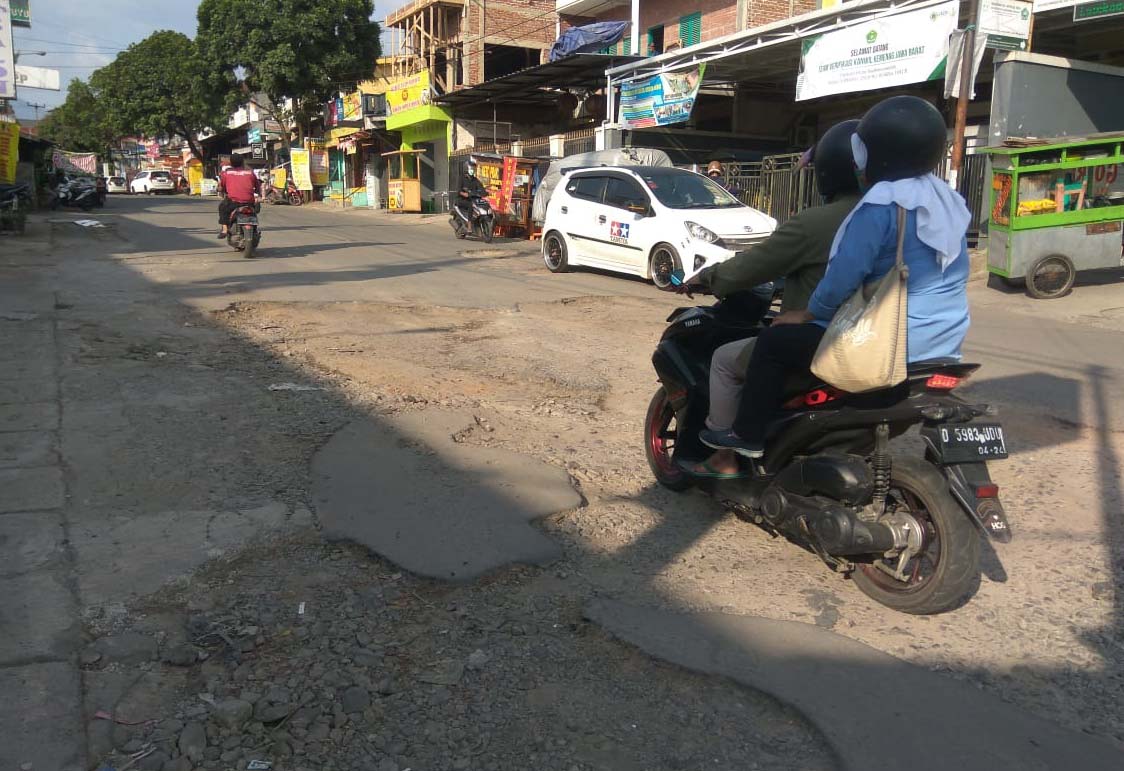 Warga Komplek Permata Cimahi Keluhkan Jalan Rusak  Tak Kunjung Diperbaiki, Begini Respon Aa Umbara