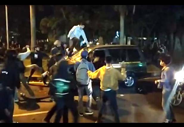 Unjuk Rasa Omnibus Law di Bandung Berujung Ricuh, Masa Rusak Fasilitas Publik Unjuk Rasa Omnibus Law di Bandung Berujung Ricuh, Masa Rusak Fasilitas Publik