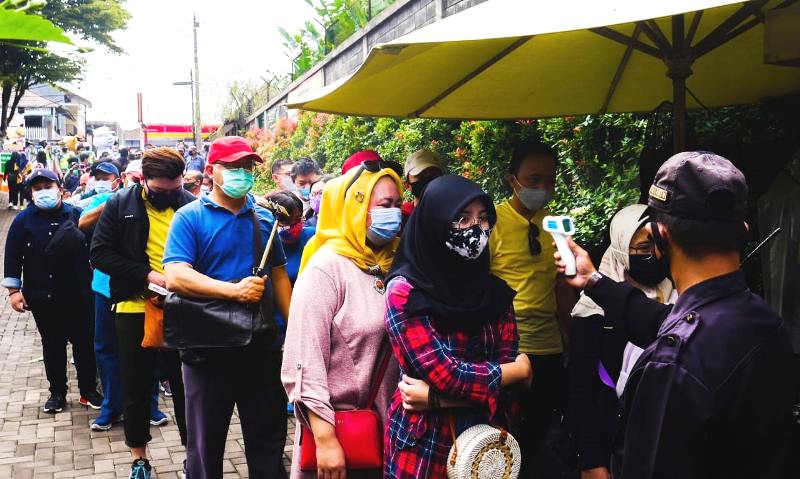 Lautan Manusia di Tengah Wabah