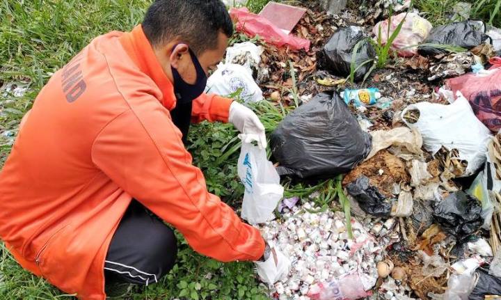Bahaya! Limbah B3 Dibuang Di Pinggir Jalan Raya Pacet Cianjur