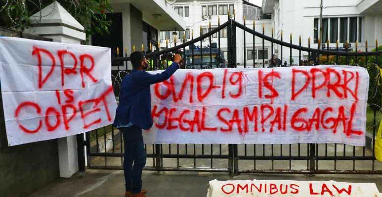 Mahasiswa Nekat Bakar Pagar DPRD Jabar