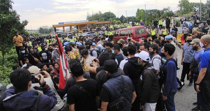 Mahasiswa Nekat Blokade Gerbang Tol