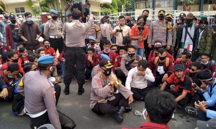 Desak Makzulkan Ketua DPRD