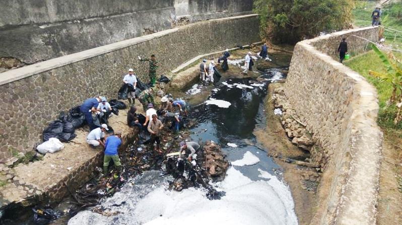 Air Sungai Kota Cimah Masih Tercemar Limbah Domestik dan Pabrik