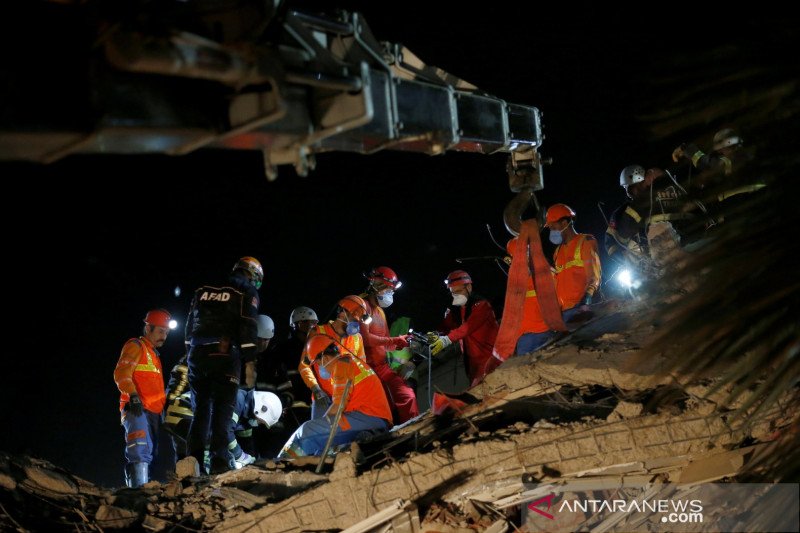 Pencarian dan Penyelamatan Korban Gempa di Turki Masih Berlangsung Pencarian dan Penyelamatan Korban Gempa di Turki Masih Berlangsung