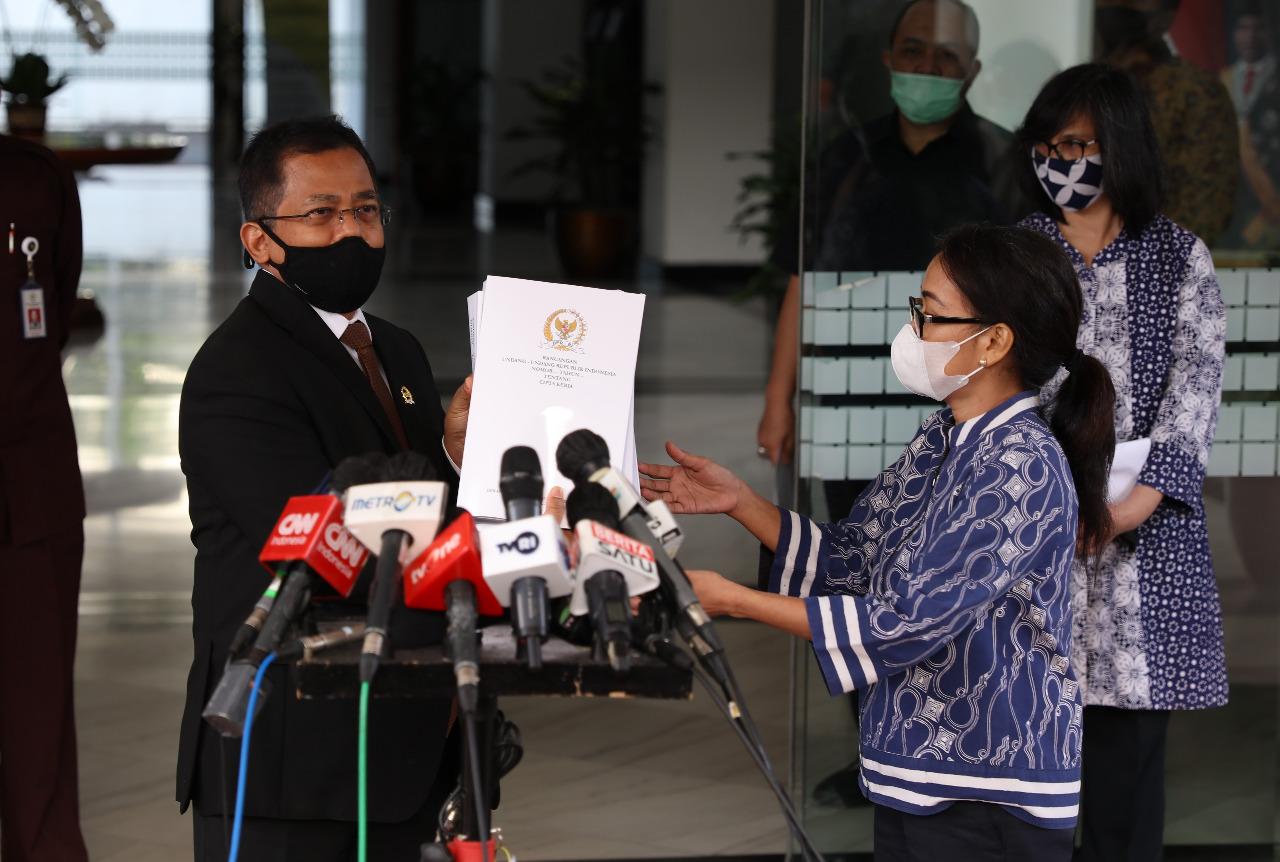 Ada Kesalahan Redaksional UU Ciptaker, Tapi Bisa Diperbaiki Ada Kesalahan Redaksional UU Ciptaker, Tapi Bisa Diperbaiki