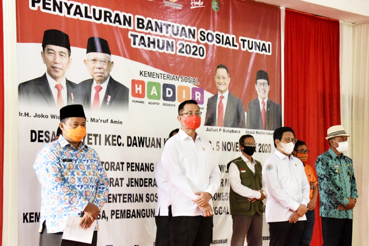 Warga Desa Mayesti Kab. Subang Terima Bantuan dari Mensos Warga Desa Mayesti Kab. Subang Terima Bantuan dari Mensos