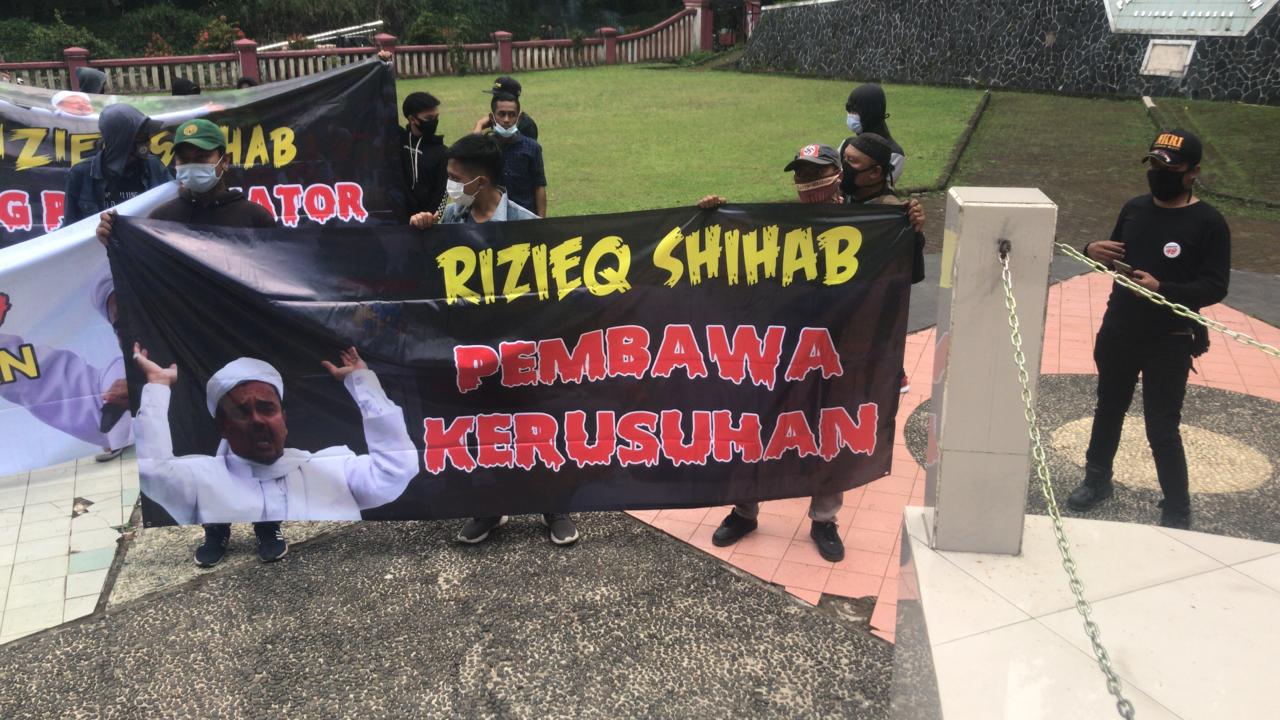 Sekelompok Massa di Sukabumi Menganggab HRS Sebagai Biang Kekacauan