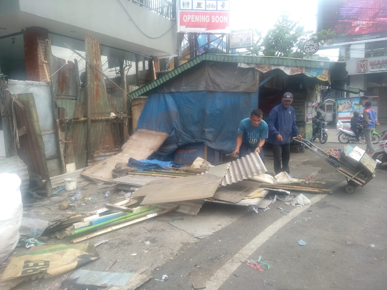 Usai Libur Panjang, PKL Dadakan di Lembang Sukarela Bongkar Lapak
