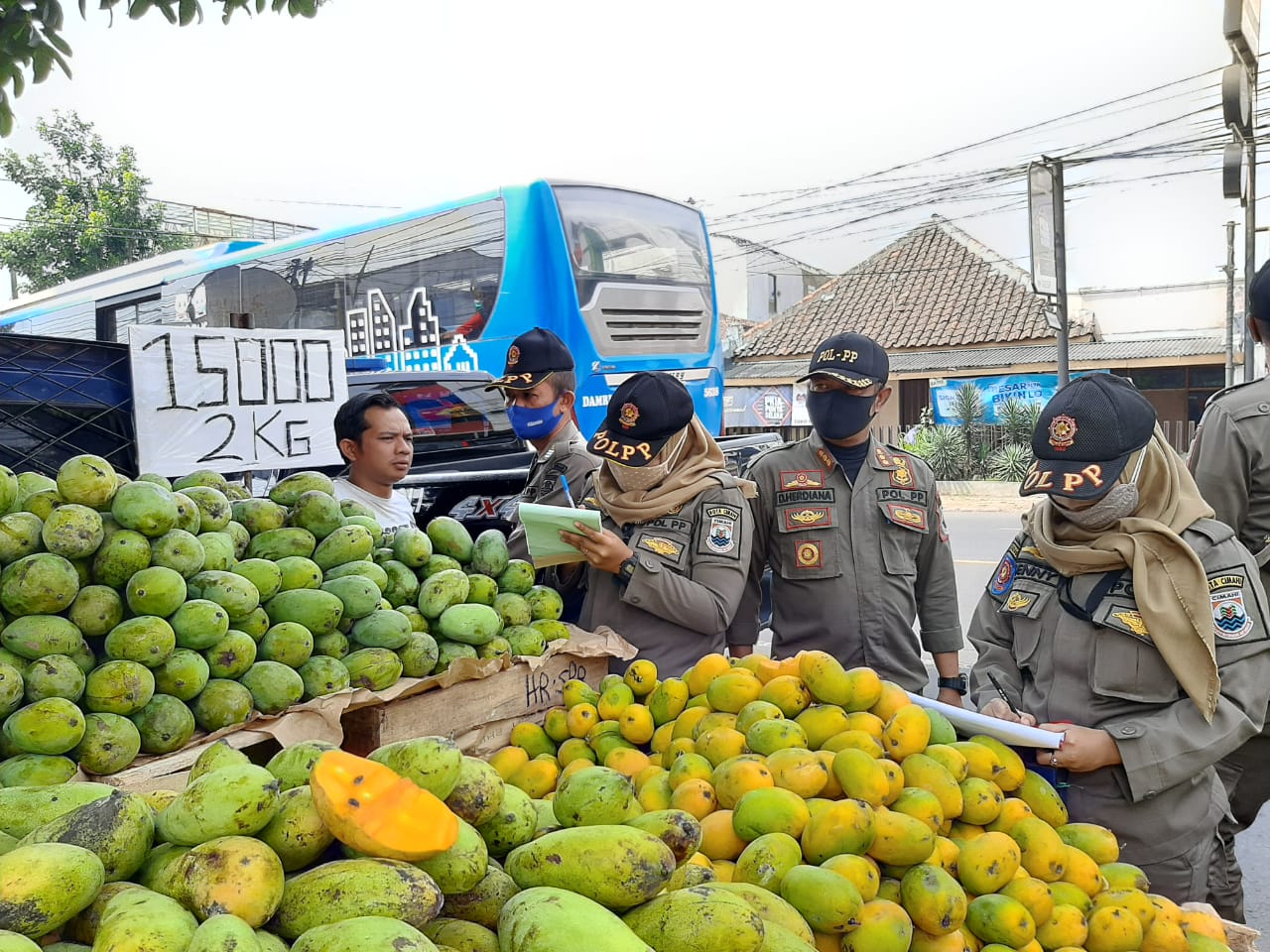 Satpol PP Kota Cimahi Berikan Peringatan PKL Mobil Toko Satpol PP Kota Cimahi Berikan Peringatan PKL Mobil Toko