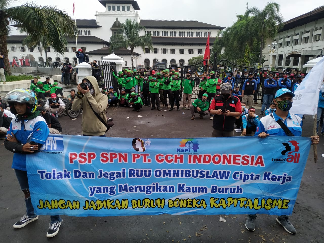 Buruh Tuntut Kenaikan UMK Kota Bandung 8 Persen Buruh Tuntut Kenaikan UMK Kota Bandung 8 Persen
