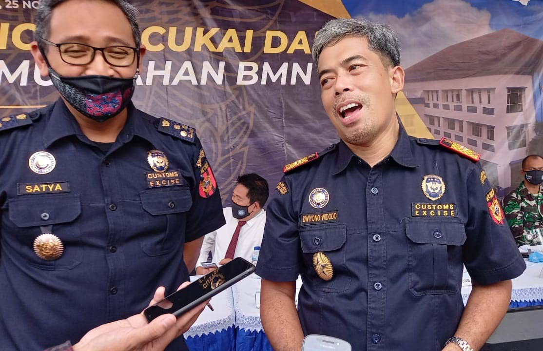 Ribuan Botol Miras, Rokok Ilegal Sampai Sex Toy Dimusnakan Kantor Bea Cukai Ribuan Botol Miras, Rokok Ilegal Sampai Sex Toy Dimusnakan Kantor Bea Cukai