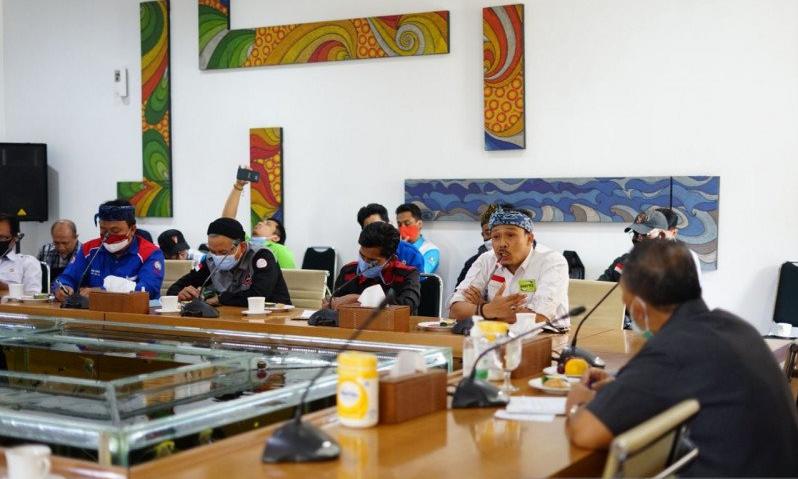 Wali Kota Bandung berjanji tuntutan buruh dibahas di rapat pengupahan Wali Kota Bandung berjanji tuntutan buruh dibahas di rapat pengupahan