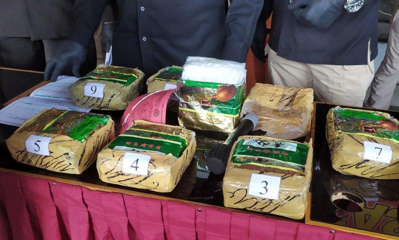Polda Jabar Ungkap 10 Kg Sabu Disembunyikan dalam Ban Truk Polda Jabar Ungkap 10 Kg Sabu Disembunyikan dalam Ban Truk