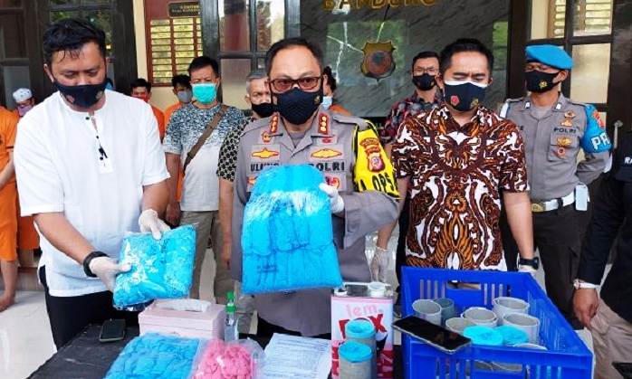 Polisi Gagalkan 2,5 Ton Alat Medis Daur Ulang