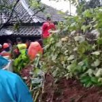 Longsor Timbun Jalan Utama Sukanagara-Pagelaran Cianjur