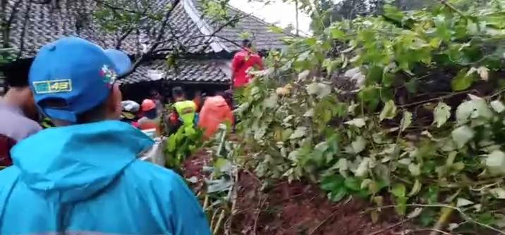 Longsor Timbun Jalan Utama Sukanagara-Pagelaran Cianjur Longsor Timbun Jalan Utama Sukanagara-Pagelaran Cianjur