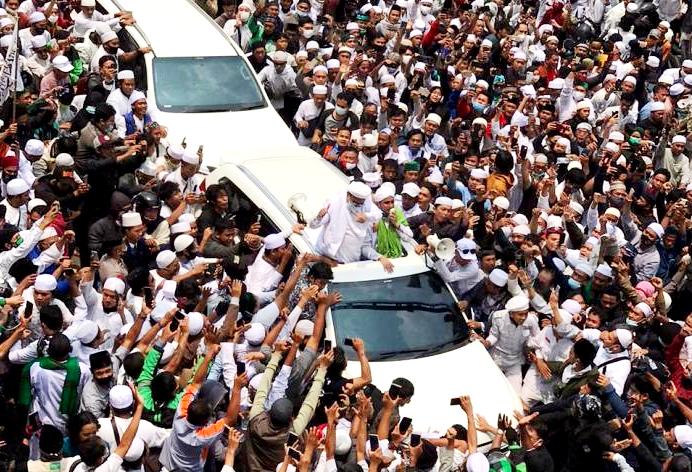 Pernyataan Mahfud MD Terbantahkan, Massa Habib Rizieq Lebihi Penjemput Ayatullah Khomeini
