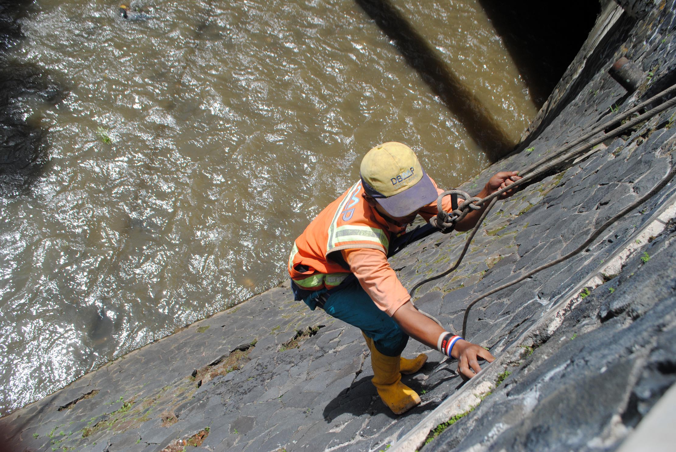 Limbah Rumah Tangga Masih Cermari Sungai di Cimahi