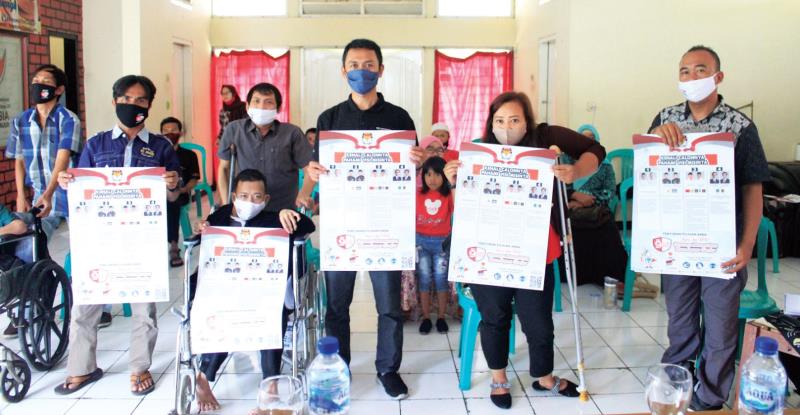 Pemilih Disabilitas Diberikan Alat Bantu Pemilih Disabilitas Diberikan Alat Bantu