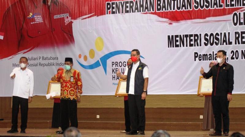 Mensos: Kartu KKS Jangan Dipegang Pendamping Mensos: Kartu KKS Jangan Dipegang Pendamping