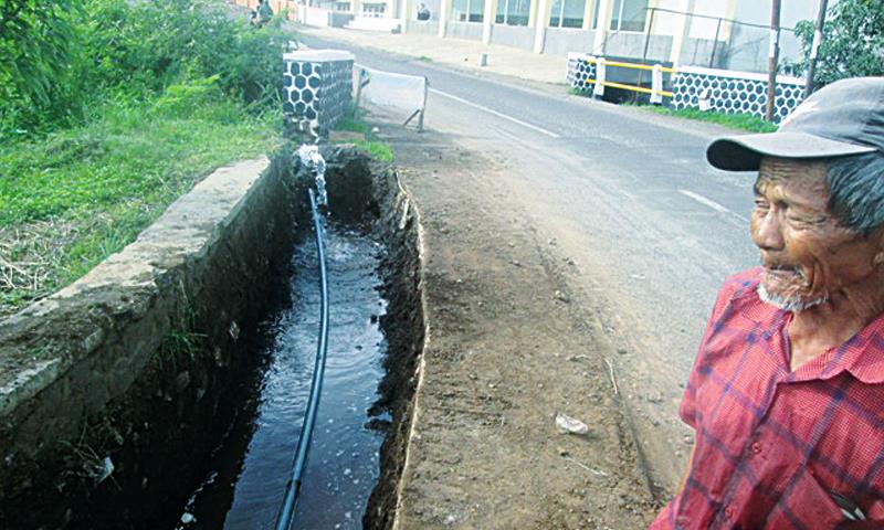 Pipa PDAM Bocor, Petani Protes