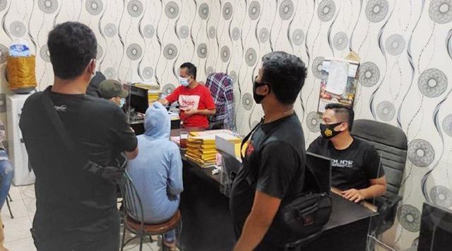 Muncikari Ini Tawarkan Jasa Threesome Artis, Patok Tarif Rp 110 Juta Sekali Main Muncikari Ini Tawarkan Jasa Threesome Artis, Patok Tarif Rp 110 Juta Sekali Main