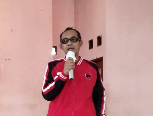 Spanduk PDI Perjuangan Dicoret-coret dengan Tulisan PKI Spanduk PDI Perjuangan Dicoret-coret dengan Tulisan PKI