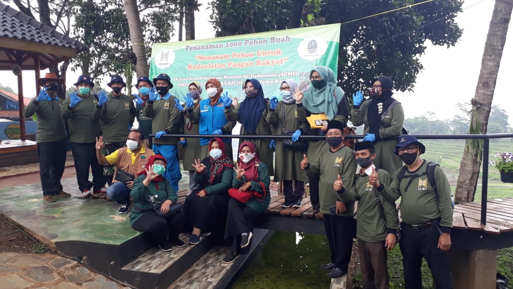 ICMI Orwil Jabar Lakukan Gerakan Penanaman Pohon 1000 Pohon Buah untuk Kedaulatan Pangan ICMI Orwil Jabar Lakukan Gerakan Penanaman Pohon 1000 Pohon Buah untuk Kedaulatan Pangan