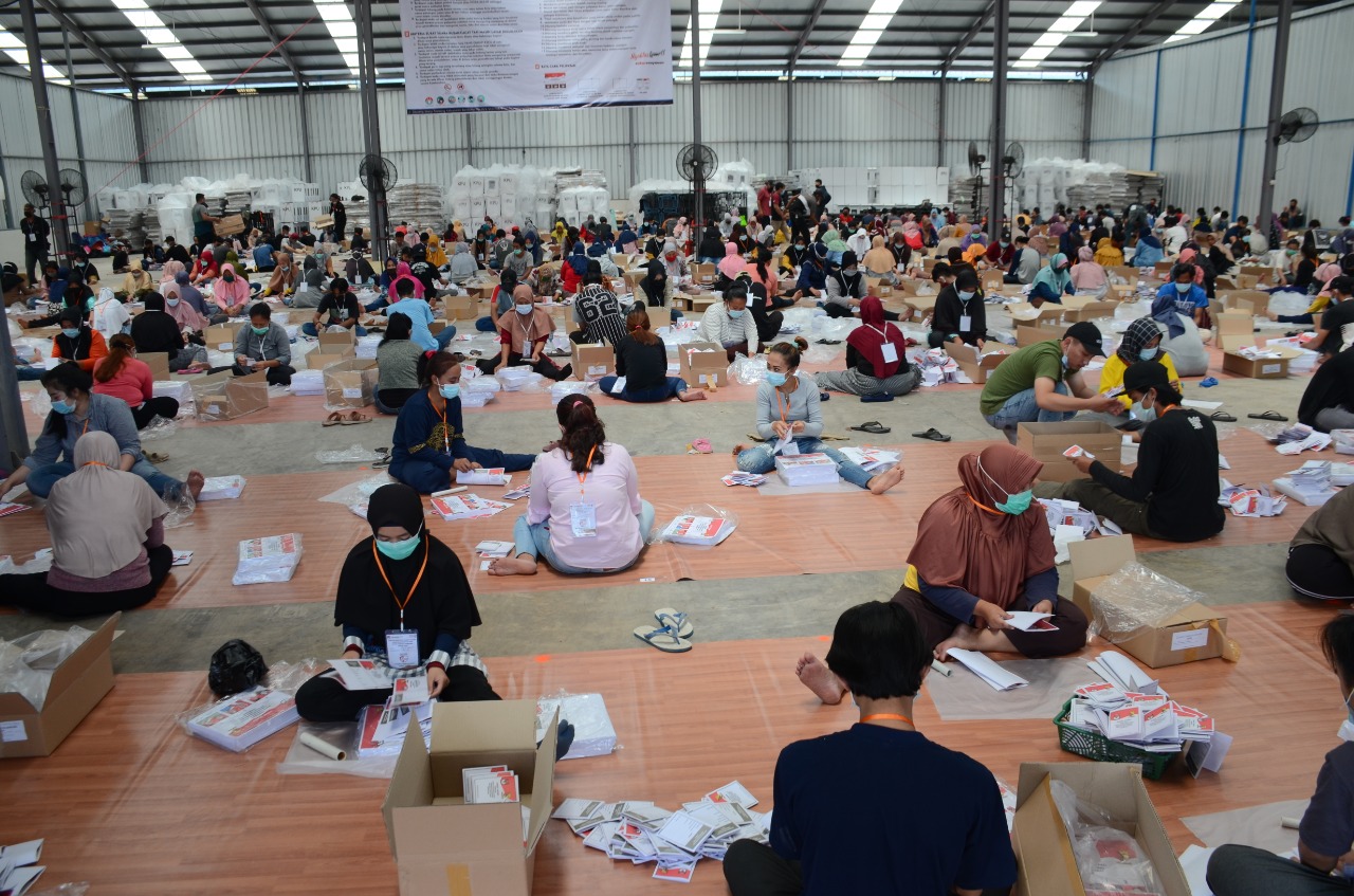 Sebanyak 400 Warga Sekitar Gudang Logistik KPU Kab. Bandung Dijadikan Tenaga Pelipat Surat Suara. Bagaimana Pengawasannya? Sebanyak 400 Warga Sekitar Gudang Logistik KPU Kab. Bandung Dijadikan Tenaga Pelipat Surat Suara. Bagaimana Pengawasannya?