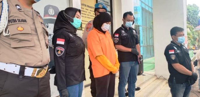 Kesal Dengan Suami, Ibu Muda Ini Rekam Aksinya Tenggelamkan Kepala Anaknya ke Ember