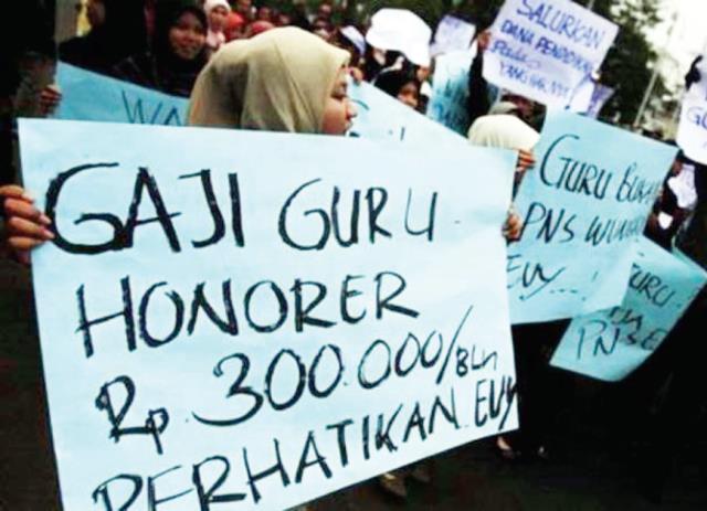 Passing Grade Menghalangi Impian Guru Honorer Tua