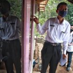 Kepala Sekolah SMP Negeri 59 Kota Bandung Asep Ramdani ketika mengunjungi rumah Siswa untuk belajar Luring