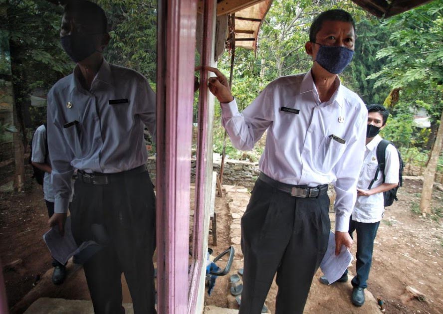 Sekolah Gabungan Luring dan Daring, Seperti Apa? Kepala Sekolah SMP Negeri 59 Kota Bandung Asep Ramdani ketika mengunjungi rumah Siswa untuk belajar Luring