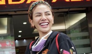 Selebritis Nikita Mirzani ketika di salah satu stasiun TV