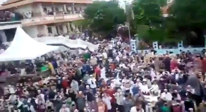 Ribuan Jamaah Hadir di Pengajian Abuya Uci, Fadli Zon Tanya Respon Jokowi dan Mahfud MD Ribuan Jamaah Hadir di Pengajian Abuya Uci, Fadli Zon Tanya Respon Jokowi dan Mahfud MD