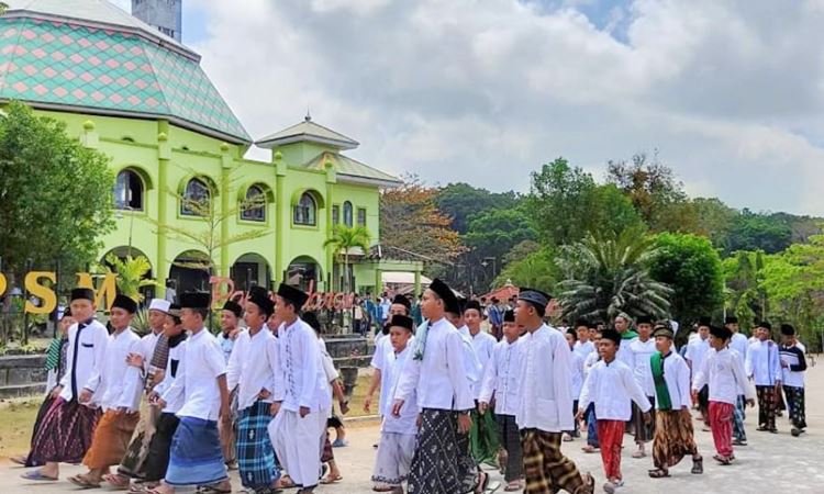 Marak Penipuan Bantuan Pesantren, Begini Tanggapan Kemenag Ilustrasi santri di pondok pesantren. (Istimewa)