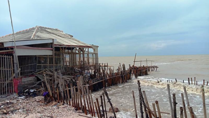 Tanjungbaru Karawang Tergenang Banjir Rob, Enam Rumah Warga Rusak