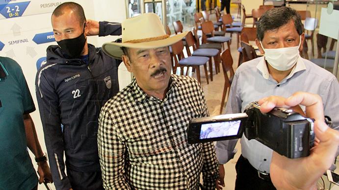 Robert Bertahan Meski Skuat Diliburkan Robert Bertahan Meski Skuat Diliburkan