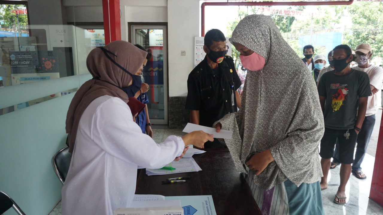 STMIK AMIK BANDUNG Berbagi Kepada Warga Sekitar untuk Ringankan Dampak Covid-19