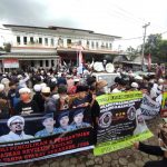 Habib Rizieq Ditahan, Ratusan Anggota FPI Geruduk Polresta Bandung
