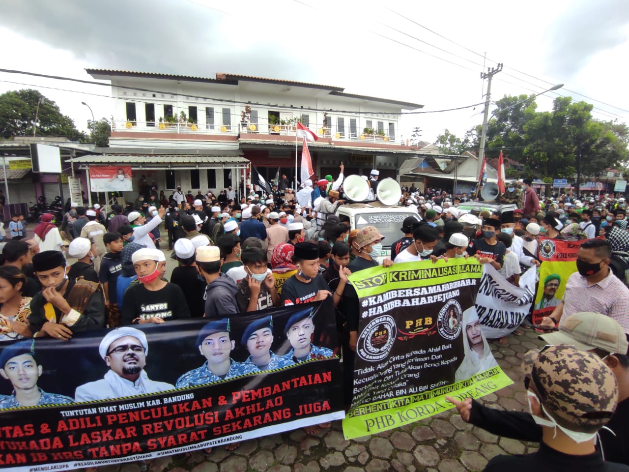 Habib Rizieq Ditahan, Ratusan Anggota FPI Geruduk Polresta Bandung